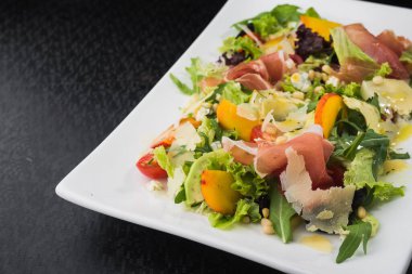 Prosciutto, salan ve şeftalili lezzetli salata. vejetaryen sağlıklı yemek