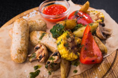 Izgara sebzeler ve kağıt üzerinde sosis. Izgaradan besleyici yiyecekler. en üstteki görünüm