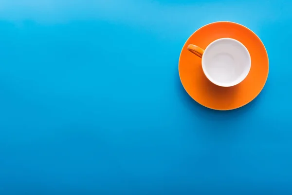 Mavi Arka Planda Boş Turuncu Kahve Fincanı Üst Manzara — Stok fotoğraf
