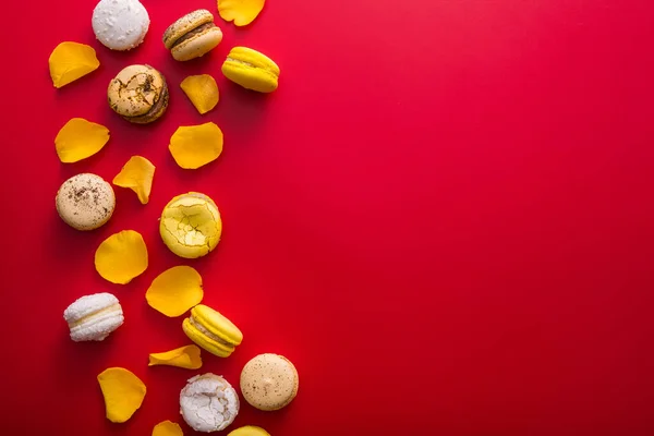 Dolce Torta Macaron Con Fiori Gialli Petali Rosa Sfondo Rosso — Foto Stock