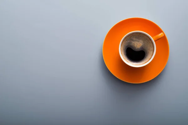 Masanın Üstünde Portakal Aromalı Kahve Fincanı — Stok fotoğraf