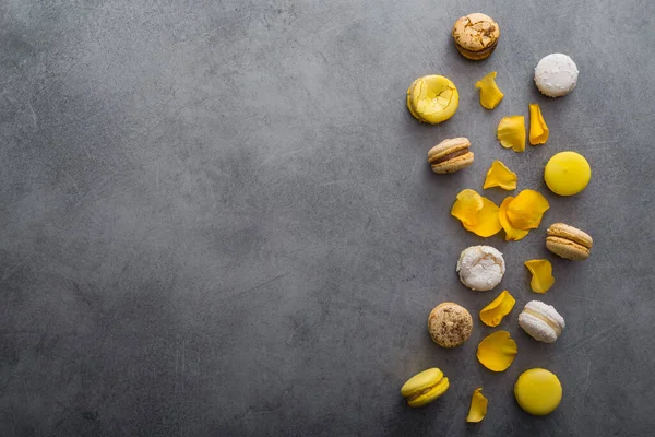 Süßer Französischer Makronenkuchen Mit Gelben Blütenblättern Auf Steinhintergrund Ansicht Von — Stockfoto