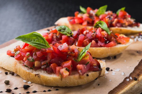 Italienische Vorspeise Bruschetta Mit Tomaten Und Basilikum Auf Holzbrett — Stockfoto
