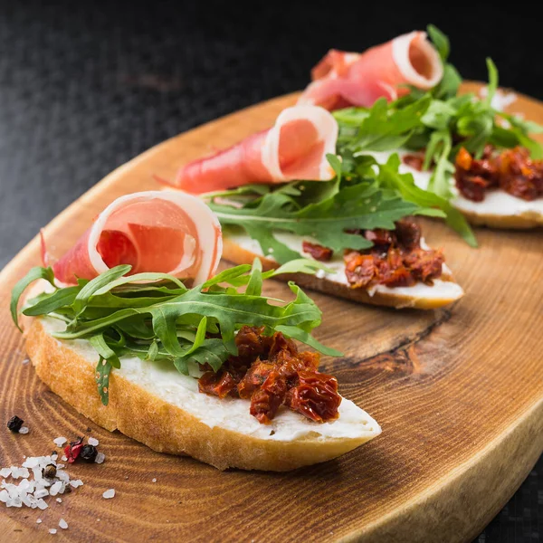 Bruschetta Apéritif Tomate Bacon Échiquier Sur Plateau Bois — Photo