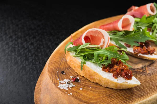 Vorspeise Bruschetta Mit Tomate Und Speck Käse Auf Holzbrett — Stockfoto