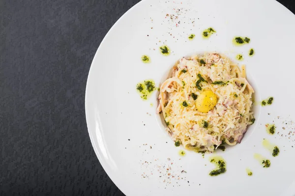 Pasta Carbonara Con Huevo Crudo Tocino Plato Blanco Restaurante Comida —  Fotos de Stock