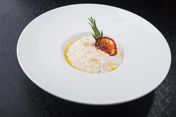 Klassieke Rijst Risotto Met Rozemarijn Tak Witte Plaat — Stockfoto