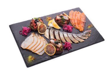 Ringa balığı ve kırmızı balıklı balık çeşitleri, beyaz arka planda izole bir tahta üzerindeki esmerler.