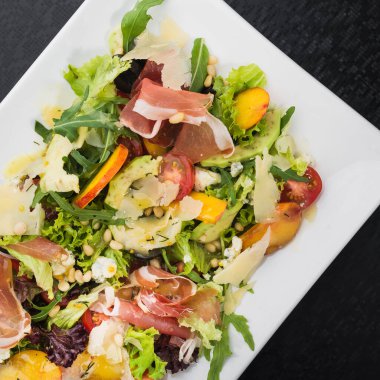 Prosciutto, salan ve şeftalili lezzetli salata. vejetaryen sağlıklı yemek