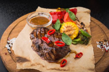 Tahta tahtada sebzeli, biberli, mısırlı ve mantarlı biftek. Lokantada lezzetli atıştırmalıklar