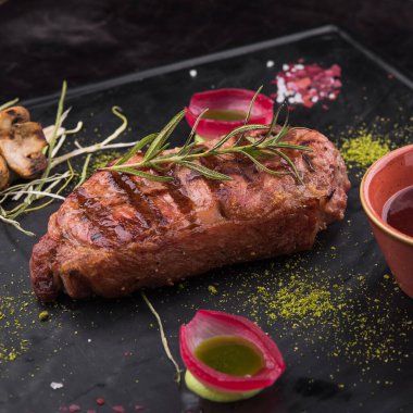 Siyah tahtada ızgara biftek. Restoranda et servisi