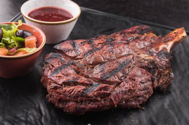 Siyah tahtada sebzeli sulu biftek. restoran yemeği