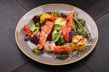 Izgara sebze domates, mısır, soğan, biber, sarımsak ve patlıcan. Lezzetli ızgara yemek tabağı.