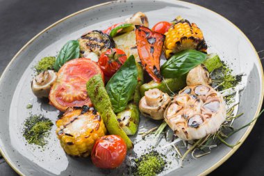 Izgara sebze domates, mısır, soğan, biber, sarımsak ve patlıcan. Lezzetli ızgara yemek tabağı.