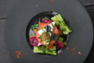 Bir tabakta domates, salatalık ve peynir salatası ile Yunan salatası