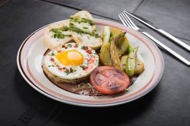 Yumurtalı, domatesli ve patatesli kahvaltı.