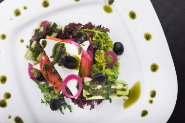 Bir tabakta domates, salatalık ve peynir salatası ile Yunan salatası