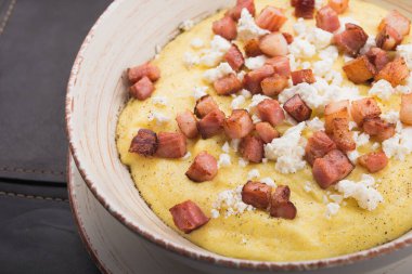 Et ve süzme peynirli lezzetli muzlar.