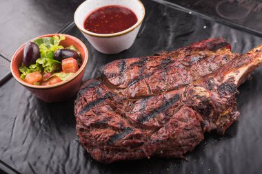 Siyah tahtada sebzeli sulu biftek. restoran yemeği