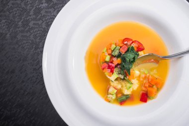 Beyaz tabakta taze sebze çorbası, sağlıklı akşam yemeği.