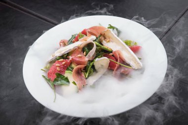 Jambonlu, peynirli, greyfurtlu ve fındıklı taze salata.