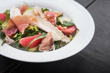 Jambonlu, peynirli, greyfurtlu ve fındıklı taze salata.