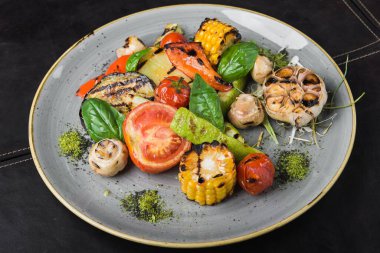 Izgara sebze domates, mısır, soğan, biber, sarımsak ve patlıcan. Lezzetli ızgara yemek tabağı.