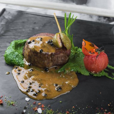 Izgara sığır fileto, pesto soslu ve domatesli. 