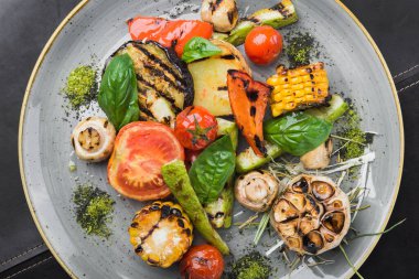 Izgara sebze domates, mısır, soğan, biber, sarımsak ve patlıcan. Lezzetli ızgara yemek tabağı.