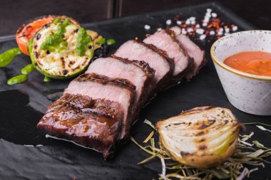 Lokantada sebzeli etli biftek.