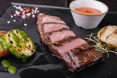 Lokantada sebzeli etli biftek.