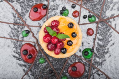 Ahududu ve frenk üzümlü tatlı pastası.