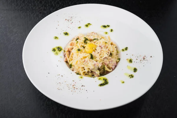 Espaguetis Carbonara Con Huevo Crudo Tocino Plato Blanco Restaurante Comida —  Fotos de Stock