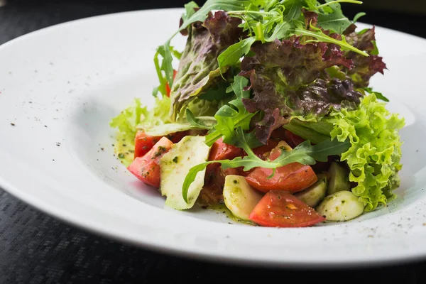 Ensalada Vegetariana Con Tomates Queso Mozzarella Plato Blanco —  Fotos de Stock