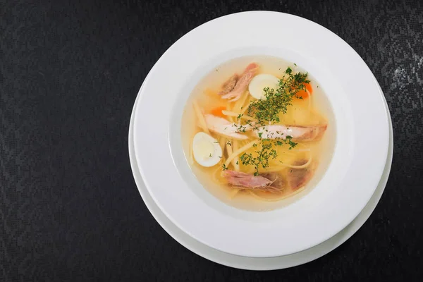 Вкусный Куриный Суп Лапшой Яйцом Белом Блюде — стоковое фото