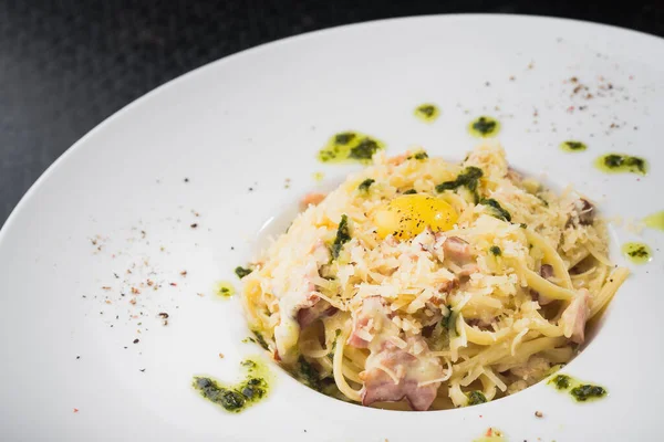 ホワイトプレートに生卵とベーコンのスパゲティカルボナーラ レストランフード — ストック写真