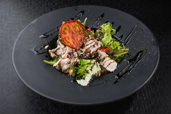 Salada Saborosa Com Vitela Tomate Chapa Preta Mesa Escura Comida — Fotografia de Stock