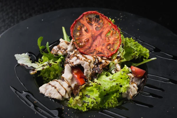 Salada Saborosa Com Vitela Tomate Chapa Preta Mesa Escura Comida — Fotografia de Stock