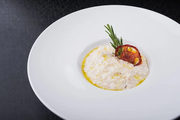 Classico Risotto Riso Con Ramo Rosmarino Piatto Bianco — Foto Stock