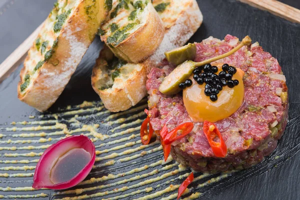 Tartare Boeuf Aux Œufs Légumes Sur Planche Ardoise Noire — Photo