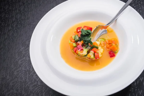 Soupe Légumes Frais Dans Une Assiette Blanche Dîner Sain — Photo