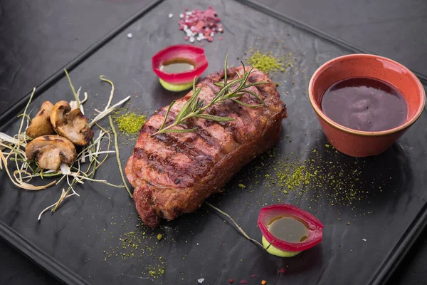 Grillowany Stek Wołowy Czarnej Tablicy Porcja Mięsa Restauracji — Zdjęcie stockowe