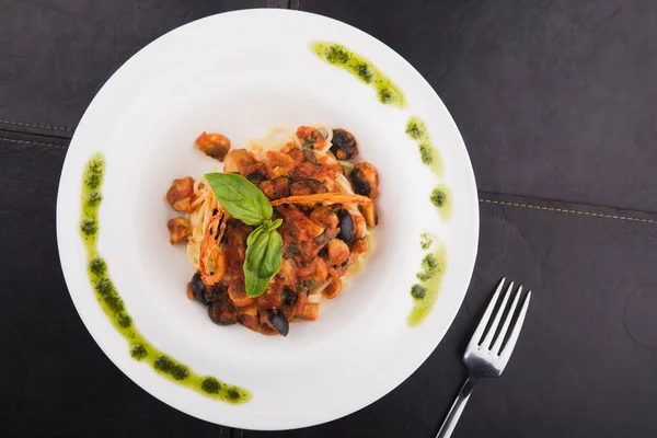 Macarrão Italiano Com Azeitonas Tomate Manjericão Sobre Placa Branca Mesa — Fotografia de Stock