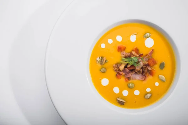 Soupe Citrouille Fraîche Avec Grain Sur Une Assiette Blanche Dîner — Photo