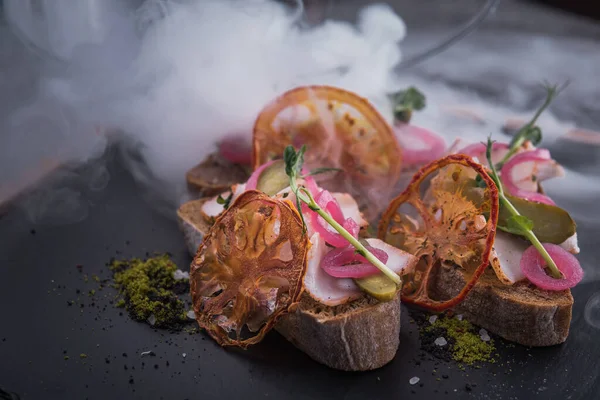 Snack Bruschetta Con Cebolla Comida Tomate Pizarra Negra Restaurante Servido —  Fotos de Stock