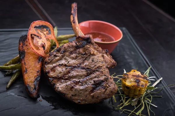 Pečený Jehněčí Regál Kořením Zeleninou Černém Kameni Vynikající Restaurace Jídlo — Stock fotografie