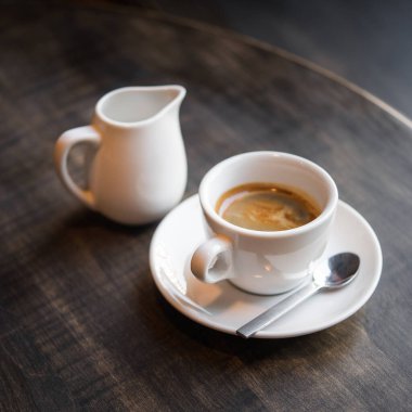 Kafedeki masada bir fincan kahve. Sabah arkaplanından beri taze içki