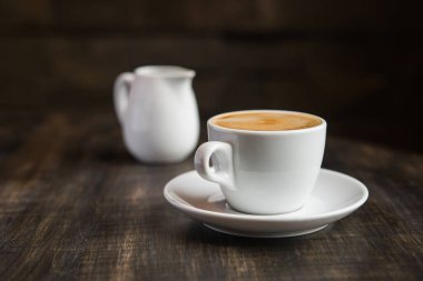 Kafedeki masada bir fincan kahve. Sabah arkaplanından beri taze içki