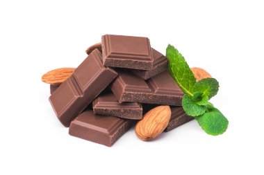 Beyaz arka planda fındıklı lezzetli çikolata.