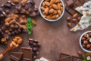 Fındıklı, naneli ve arkaplanda bademli çikolata. Tatlı yemek, güzel manzara.